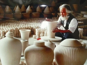 Artisan from Bat Trang ceramic village (Photo: VNA)